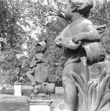 Putto-Skulpturen im Garten von Haus Rüschhaus, Münster, 1974.