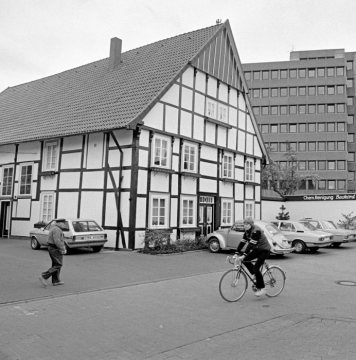 Rathaus-Neubau (im Hintergrund) in der Altstadt von Rheda, erbaut 1972 nach Plänen von Harald Deilmann. Undatiert, 1980er Jahre?