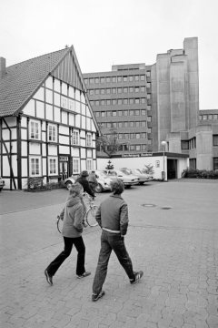 Rathaus-Neubau in der Altstadt von Rheda, erbaut 1972 nach Plänen von Harald Deilmann. Undatiert, 1980er Jahre?