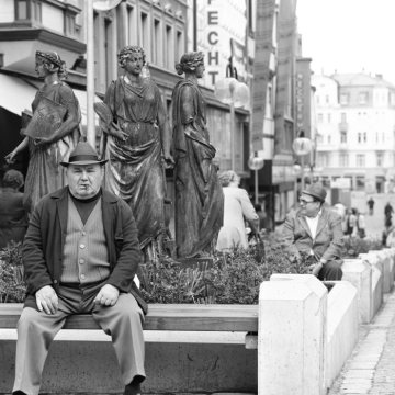 Fußgängerzone mit Sitzbänken und Skulptur einer Frauengruppe. [Iserlohn?]. Motiv ohne Angaben. Undatiert, 1980er Jahre?