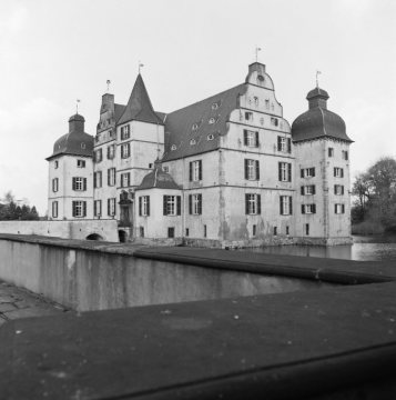 Wasserschloss Haus Bodelschwingh, Dortmund, 1981 - Stammsitz der Adelsfamilie von Bodelschwingh. Kernbau um 1300, erweitert im 16. und 17. Jh., Renaissance.