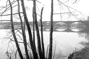 Ruhr-Viadukt bei Witten, 1913-1916 erbaute Eisenbahnbrücke von 716 Metern Länge auf 20 mit Naturstein verkleideten Stahlbögen. Undatiert, um 1980 [?]