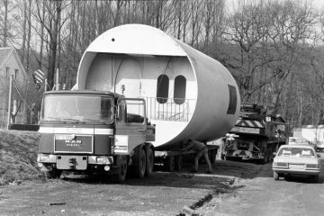 Aufstellung eines Röhrenhauses im Goldschmiedingpark, Castrop-Rauxel. März 1981.