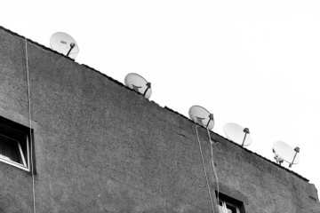Satelitenschüsseln auf dem Dach eines Wohnhauses. Castrop-Rauxel, 1993.