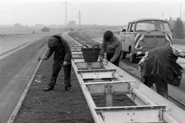 Errichtung der mittleren Leitplanken auf einer neugebauten Autobahn. Standort nicht überliefert [Castrop-Rauxel?]. Undatiert, 1970er Jahre.