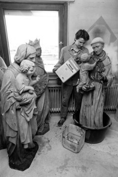 Restaurator bei der Präparation von Heiligenskulpturen gegen Holzwurmbefall. Standort nicht überliefert [Castrop-Rauxel?], Mai 1987.
