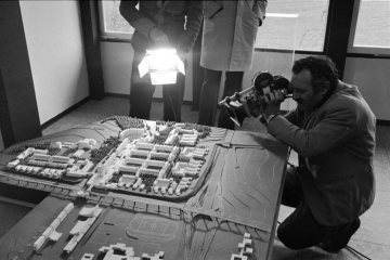 Kameramann bei Aufnahmen eines Stadtmodells von Castrop-Rauxel, Vorarbeiten zur Gestaltung eines Bühnenbildes für das Westfälische Landestheater (WLT) durch den Düsseldorfer Fotografen Charles Wilp. April 1973.