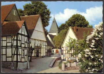 Teilansicht von Alt-Meinberg (Gemeinde Horn-Bad Meinberg) mit der Kirche aus der Karolinger Zeit im Hintergrund