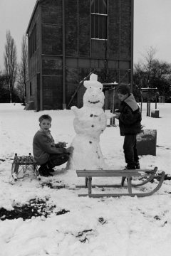 Jungen bauen einen Schneemann, Castrop-Rauxel-Schwerin, Januar 1995.