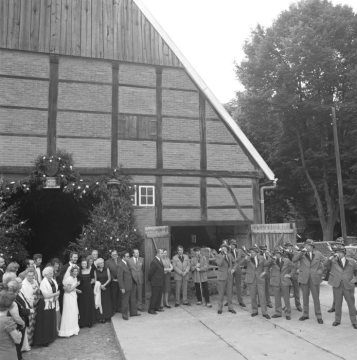 Hochzeit auf einem Bauernhof im Münsterland, August 1973 - Brautpaar und Festgesellschaft mit Jagdhornbläserkorps.