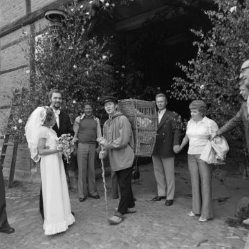 Hochzeit auf einem Bauernhof im Münsterland, August 1973 - Brautpaar mit Kiepenkerl.