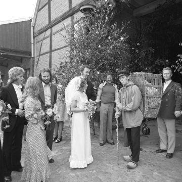 Hochzeit auf einem Bauernhof im Münsterland, August 1973 - Brautpaar mit Kiepenkerl.
