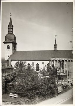 Die Pfarrkirche St.-Walburga in Meschede (ehemalige Stiftskirche des Stiftes Meschede), undatiert (um 1960?)