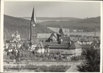 Die ehemalige Stadt Neheim-Hüsten, heute zu Arnsberg gehörig: Stadtteil Neheim mit der Pfarrkirche St.-Johannes-Baptist, undatiert