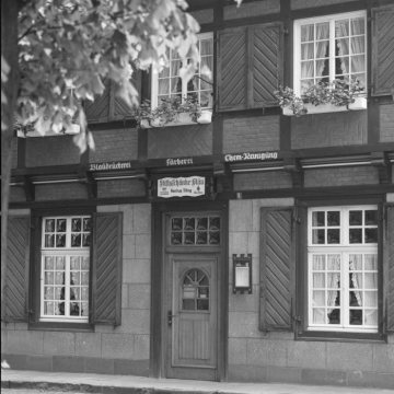 Nottuln, Kirchplatz St. Martinus, 1975: Gasthaus und Blaufärberei Wilhelm Kentrup - gegründet in der ersten Hälfte des 19. Jh., älteste Blaudruckerei Westfalens
