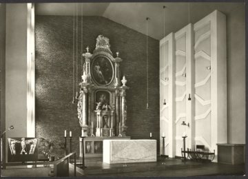 Neu-Listernohl am Biggesee (Stadt Attendorn), Chorraum der 1963-1965 errichteten Pfarrkirche St.-Augustinus mit dem restauriertem Barockaltar aus der alten Pfarrkirche