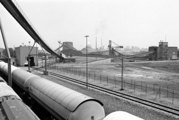 Am Klöckner-Kraftwerk, Castrop-Rauxel: Gelände mit neuer Bekohlungsanlage [? ] . Aufnahme anlässlich des "ersten Kohlezuges zum Klöckner-Kraftwerk" im Juni 1976.