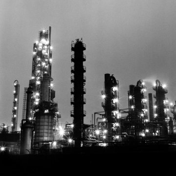BP-Ölraffinerie in Gelsenkirchen-Horst bei Nacht, 1969.