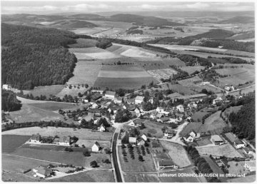 Luftaufnahme von Dörnholthausen, Ortsteil von Stockum, Stadtteil der Stadt Sundern (Sauerland), im Sauerländer Siebengebirge