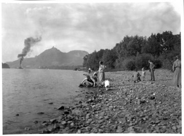 Sommerfrische am Rhein 1925: Ausflügler am Strand bei Honnef