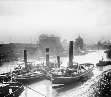 Hafen Duisburg-Ruhrort: Vincke-Kanal im alten Ruhrorter Hafen mit Blick auf die Landzunge zwischen Vinckehafen und Kaiserhafen (ab 1914 zurückverlegt) und den alten Ruhrorter Pegel (Mitte rechts). Undatiert, um 1930.