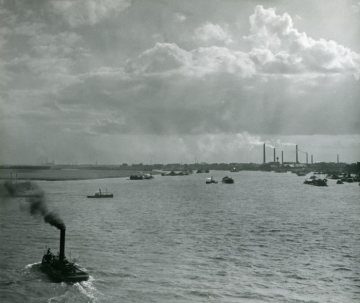 Schifffahrt auf dem Rhein bei Duisburg, um 1930?