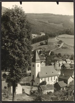 Blick auf die Pfarrkirche St.-Margaretha in Ramsbeck (Gemeinde Bestwig), 1936 eingeweiht