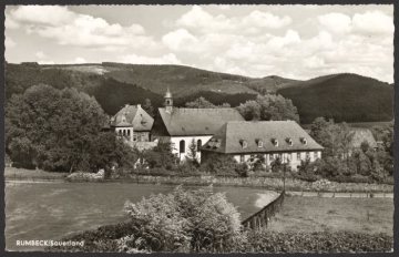 Blick auf die Pfarrkirche und Klosterruine Rumbeck (Gemeinde Arnsberg)