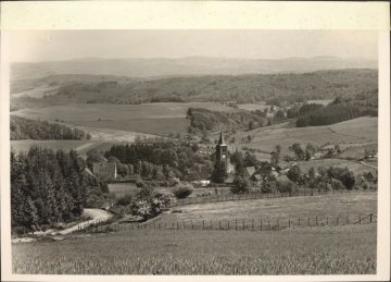 Blick vom Ebbegebirge auf Valbert (Gemeinde Meinerzhagen) - Im Hintergrund die Höhenzüge des Hohen Sauerlandes und des Wittgensteiner Landes, undatiert