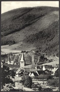 Wenholthausen (Gemeinde Eslohe), Blick zur alten Kirche: 1970/1971 bis auf den Kirchturm durch einen Neubau ersetzt