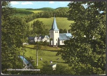 Wenholthausen (Gemeinde Eslohe), Blick zur alten Kirche: 1970/1971 bis auf den Kirchturm durch einen Neubau ersetzt