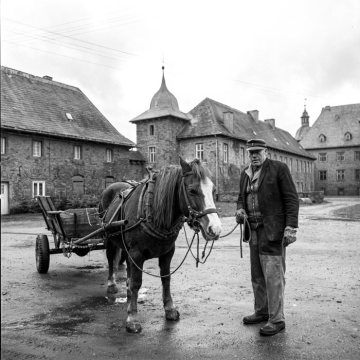 Landwirt mit Pferdegespann auf Schloss Adolfsburg, erbaut um 1677. Kirchhundem-Oberhundem, Dezember 1976.