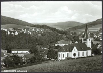 Fleckenberg mit der St.-Antonius-Kirche (Gemeinde Schmallenberg)