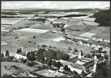 Luftaufnahme vom Kloster Grafschaft in der gleichnamigen Ortschaft (Gemeinde Schmallenberg)