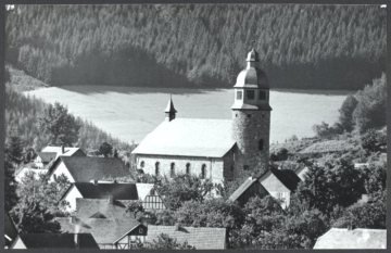Blick zur St.-Michael-Kirche in Holthausen (Gemeinde Schmallenberg), undatiert