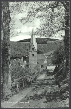 Blick zur Pfarrkirche St.-Lambertus in Kirchrarbach (Gemeinde Schmallenberg)