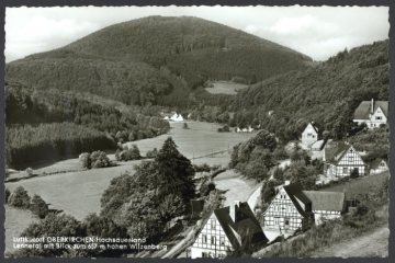 Oberkirchen (Gemeinde Schmallenberg) im Lennetal mit Blick zum Wilzenberg