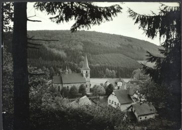Obersorpe (Gemeinde Schmallenberg), Blick zur Pfarrkirche St.-Joseph, undatiert