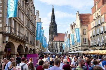 Katholikentag 2018 in Münster - Eröffnungstag: Besuchermassen in der Altstadt - hier auf dem Prinzipalmarkt, Blick Richtung St.-Lambertus-Kirche.