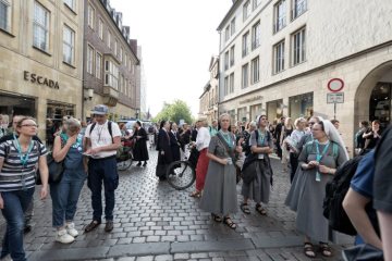 Katholikentag 2018 in Münster - Eröffnungstag: Besucher am Michaelisplatz - Blick Richtung St.-Paulus-Domplatz.