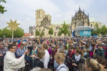 Eröffnung des Katholikentages 2018 in Münster: Gottesdienst auf dem St.-Paulus-Domplatz, hier während der Eucharistie.
