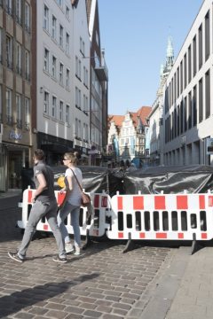 Katholikentag 2018 in Münster - Sicherheitsmaßnahmen: Wassertanks als Durchfahrtssperren in der Altstadt Höhe Rothenburg - Blick Richtung Prinzipalmarkt.