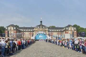 Katholikentag 2018 in Münster - Abschlusstag: Gottesdienst auf dem Schlossplatz vor dem Fürstbischöflichen Residenzschloss.