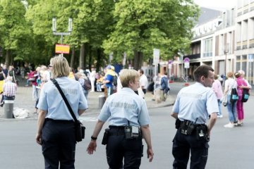 Katholikentag 2018 in Münster - Sicherheitsmaßnahmen: Ordnungskräfte am St.-Paulus-Domplatz.