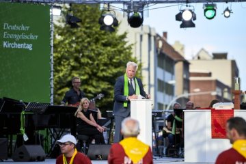 Eröffnung des Ev. Kirchentages 2019 in Dortmund: Ullrich Sierau, Oberbürgermeister der Stadt Dortmund, bei seiner Begrüßungsrede auf der Altarbühne am Ostentor.