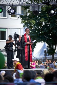 Eröffnung des Ev. Kirchentages 2019 in Dortmund: Kirchentagspastor Arnd Schomerus bei seiner ersten Predigt auf der  Altarbühne am Ostentor.