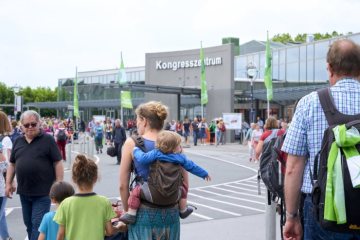 Ev. Kirchentag 2019 in Dortmund: Besucher auf dem Weg zu den Veranstaltungen in den Westfalenhallen.