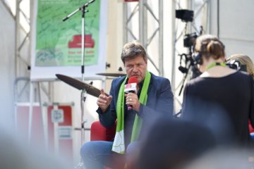 Ev. Kirchentag 2019 in Dortmund: Robert Habeck, Co-Vorsitzender der Partei Bündnis 90/Die Grünen, im traditionellen "Interview auf dem Roten Sofa".