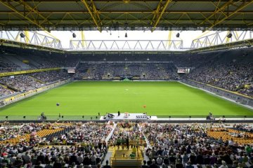 Ev. Kirchentag 2019 in Dortmund, Abschlussgottesdienst: Blick über das vollbesetzte Signal Iduna Park-Stadion an der Strobelallee.