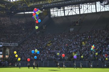 Ev. Kirchentag 2019 in Dortmund, Auftakt zum Abschlussgottesdienst: Der Cheerleader-Verein "United-Cheer-Sports" beim Luftballon-Einmarsch in das Signal Iduna Park-Stadion. 
